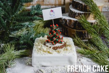 Торт-чизкейк классический с новогодней елочкой из печенья