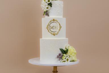 трёхъярусный свадебный торт с инициалами