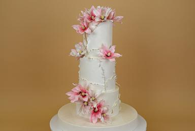 Свадебный торт с лилиями 
