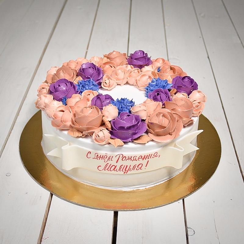 Торт с кремовыми и фиолетовыми розами и хризантемами
