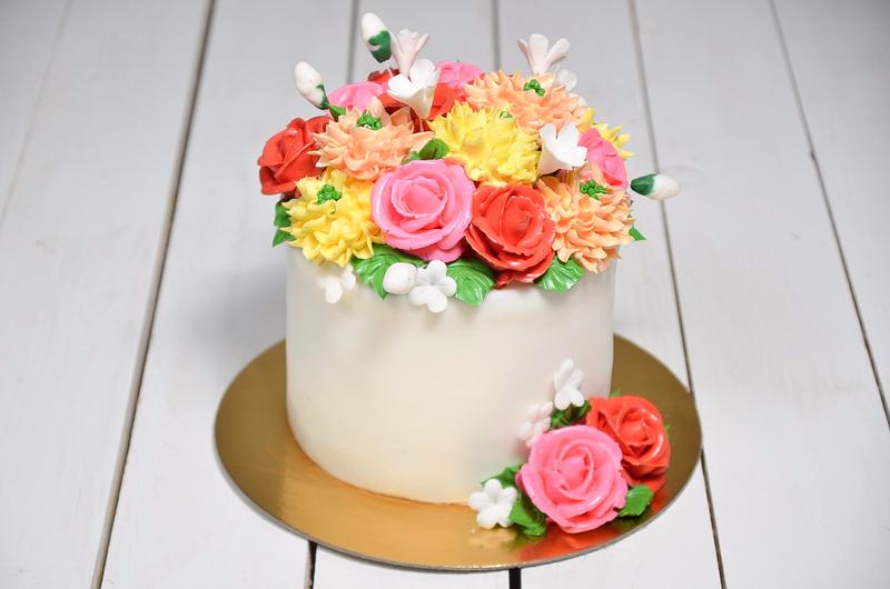 Торт с розовыми розами и желтыми хризантемами из крема