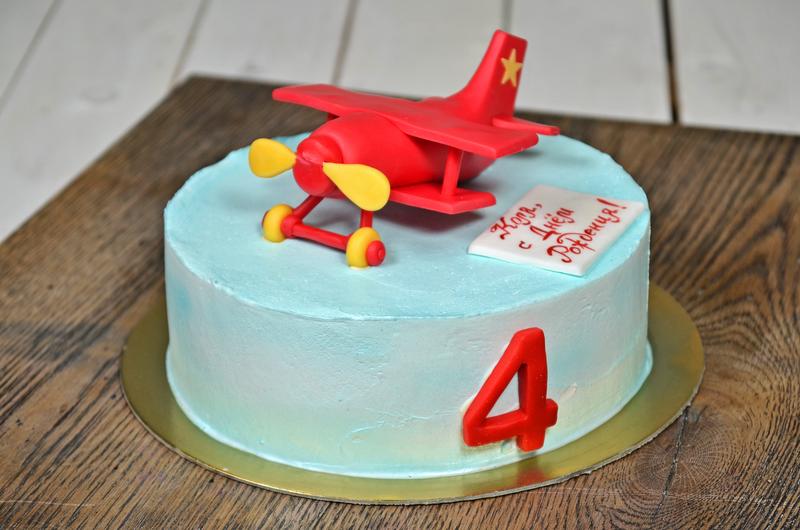 Торт голубой с красным самолетом из мастики