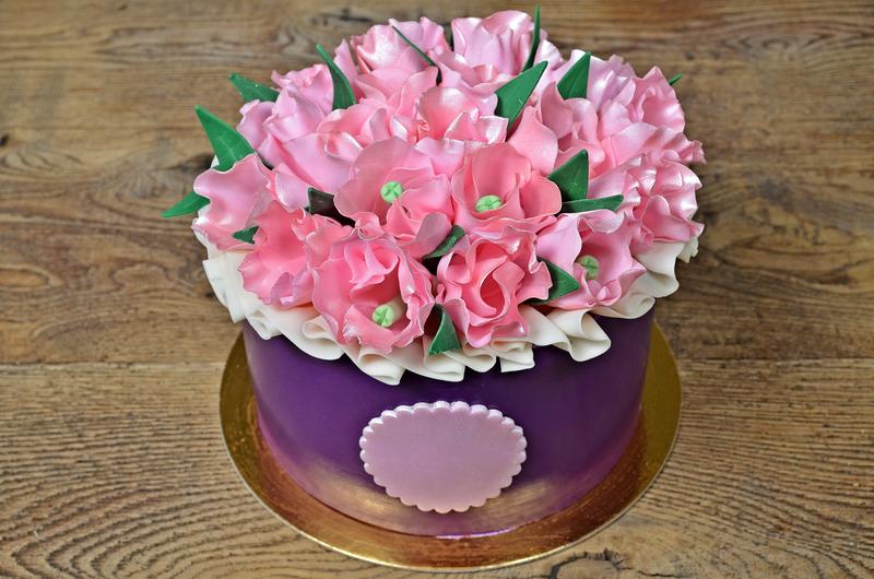 Свадебный торт с топпером и цветами из мастики СВ4