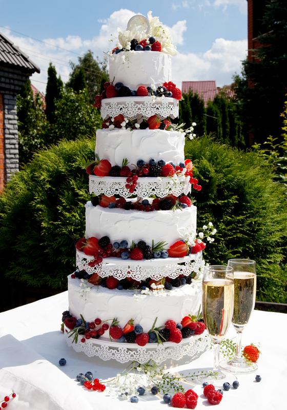 Трехярусный или трехъярусный. Трехэтажный свадебный торт. Свадебный торт многоярусный. Свадебный торт ярусный. Свадебный торт трехъярусный.