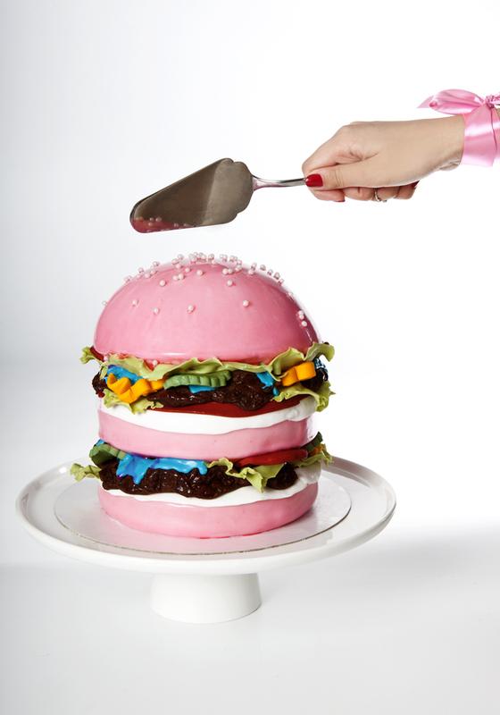 Розовый торт в виде гамбургера из мастики