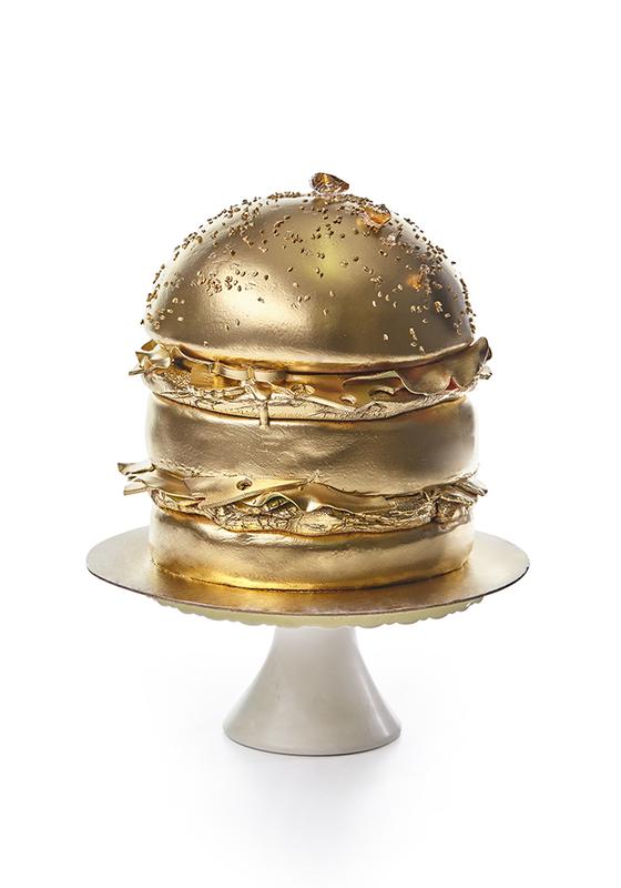 Золотой торт в виде гамбургера из мастики